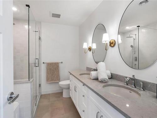 1271 Dunsterville Ave, Saanich, BC - Indoor Photo Showing Bathroom