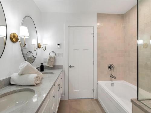 1271 Dunsterville Ave, Saanich, BC - Indoor Photo Showing Bathroom