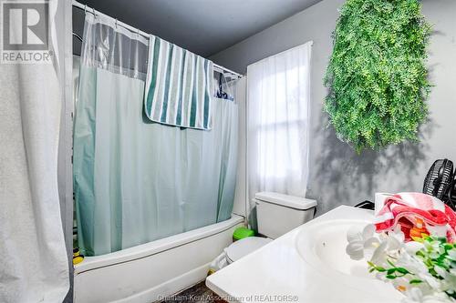 50-52 Wellington Street East, Chatham, ON - Indoor Photo Showing Bathroom