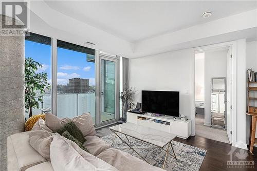 111 Champagne Avenue Unit#507, Ottawa, ON - Indoor Photo Showing Living Room