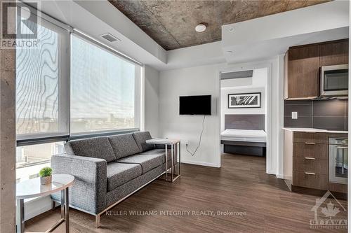 2117 - 105 Champagne Avenue S, Ottawa, ON - Indoor Photo Showing Living Room