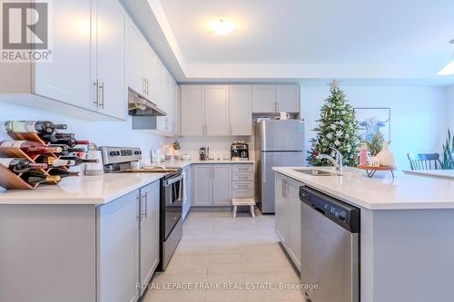 28 Corley Street, Kawartha Lakes (Lindsay), ON - Indoor Photo Showing Kitchen With Upgraded Kitchen