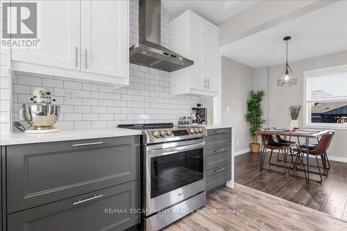 29 Montrose Avenue, Hamilton, ON - Indoor Photo Showing Kitchen With Upgraded Kitchen