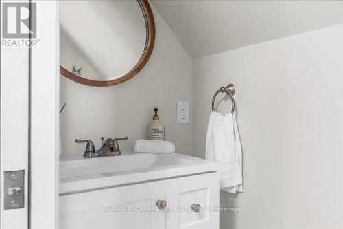 29 Montrose Avenue, Hamilton, ON - Indoor Photo Showing Bathroom