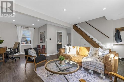 29 Montrose Avenue, Hamilton, ON - Indoor Photo Showing Living Room