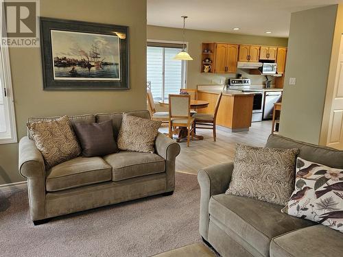 428 Vanderlinde Drive, Keremeos, BC - Indoor Photo Showing Living Room