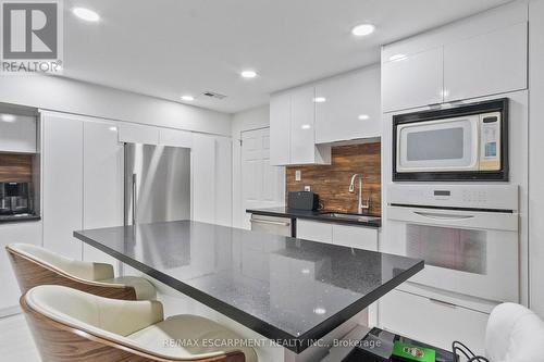 1401 Bridgestone Lane S, Mississauga, ON - Indoor Photo Showing Kitchen