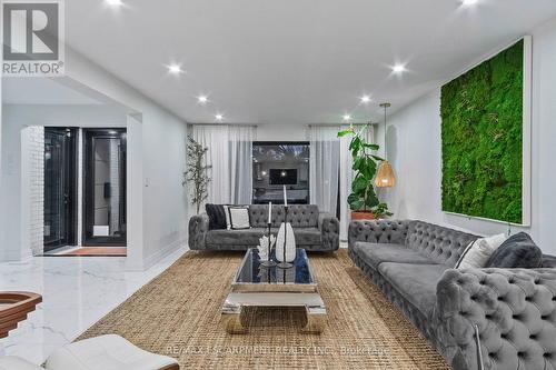 1401 Bridgestone Lane S, Mississauga, ON - Indoor Photo Showing Living Room