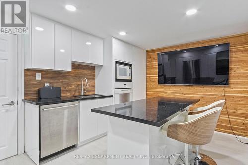 1401 Bridgestone Lane S, Mississauga, ON - Indoor Photo Showing Kitchen