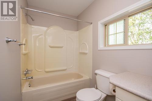 Main Unit 4 Piece Bath Upper Level - 1811-1813 50 Avenue, Vernon, BC - Indoor Photo Showing Bathroom