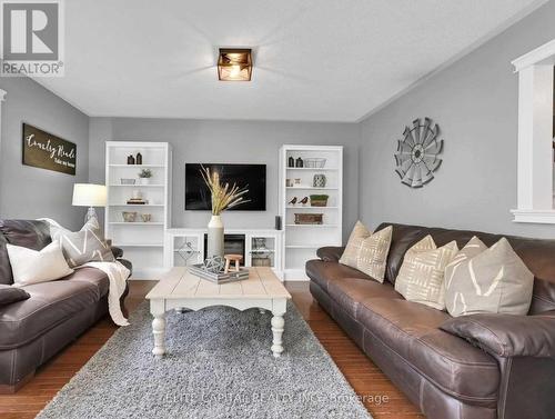 47 Stillwell Lane, Clarington, ON - Indoor Photo Showing Living Room