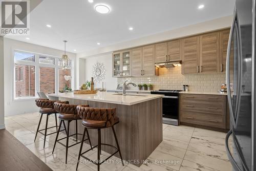 211 Thompson Drive, East Gwillimbury, ON - Indoor Photo Showing Kitchen With Upgraded Kitchen