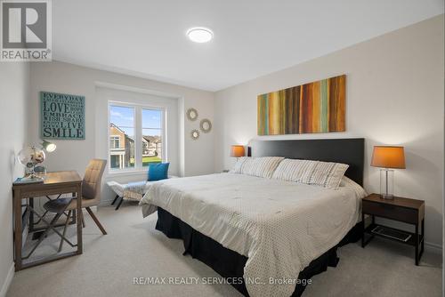 211 Thompson Drive, East Gwillimbury, ON - Indoor Photo Showing Bedroom