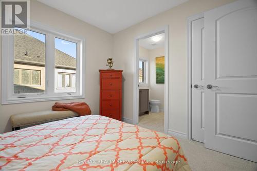 211 Thompson Drive, East Gwillimbury, ON - Indoor Photo Showing Bedroom