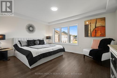 211 Thompson Drive, East Gwillimbury, ON - Indoor Photo Showing Bedroom