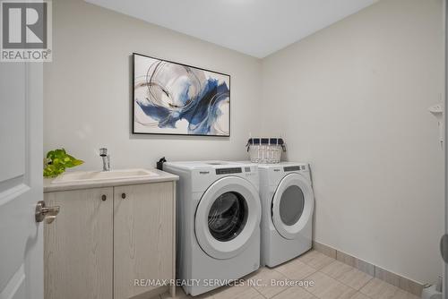 211 Thompson Drive, East Gwillimbury, ON - Indoor Photo Showing Laundry Room