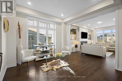 211 Thompson Drive, East Gwillimbury, ON - Indoor Photo Showing Living Room