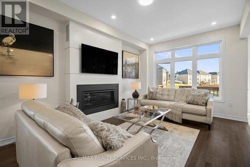 211 Thompson Drive, East Gwillimbury, ON - Indoor Photo Showing Living Room With Fireplace