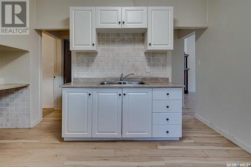 921 7Th Avenue N, Saskatoon, SK - Indoor Photo Showing Kitchen With Double Sink