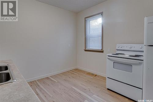 921 7Th Avenue N, Saskatoon, SK - Indoor Photo Showing Kitchen With Double Sink