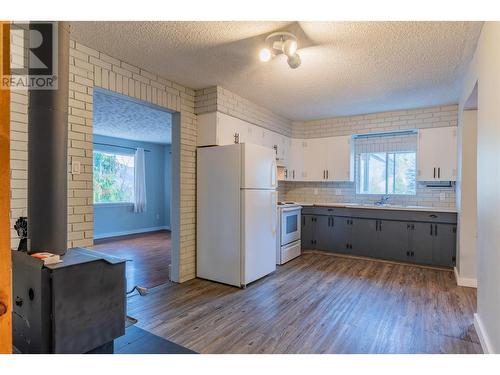 102 Campbell Road, Fruitvale, BC - Indoor Photo Showing Kitchen With Double Sink