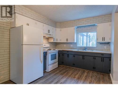 102 Campbell Road, Fruitvale, BC - Indoor Photo Showing Kitchen With Double Sink