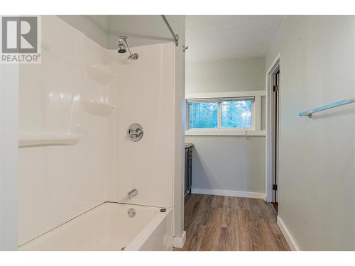 102 Campbell Road, Fruitvale, BC - Indoor Photo Showing Bathroom