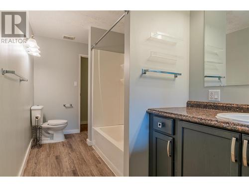 102 Campbell Road, Fruitvale, BC - Indoor Photo Showing Bathroom