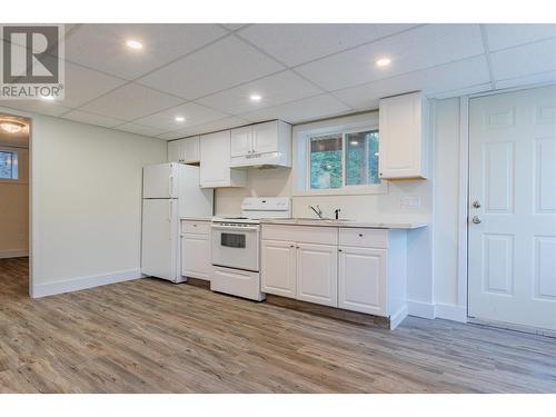 102 Campbell Road, Fruitvale, BC - Indoor Photo Showing Kitchen