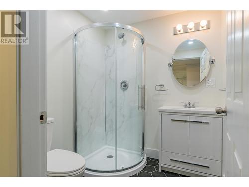 102 Campbell Road, Fruitvale, BC - Indoor Photo Showing Bathroom