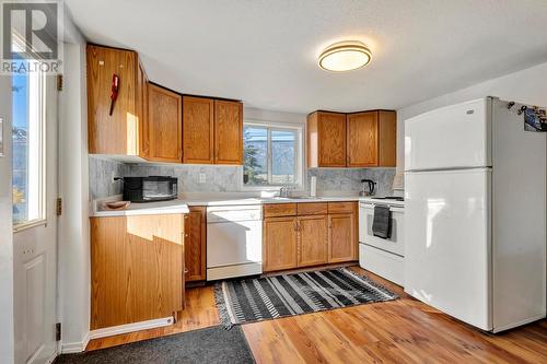 15091 Oyama Road, Lake Country, BC - Indoor Photo Showing Kitchen