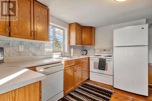 15091 Oyama Road, Lake Country, BC - Indoor Photo Showing Kitchen