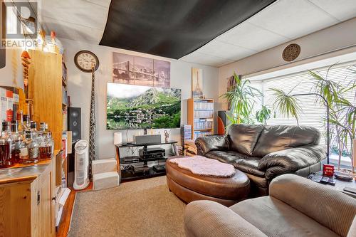 15091 Oyama Road, Lake Country, BC - Indoor Photo Showing Living Room