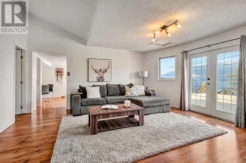 15091 Oyama Road, Lake Country, BC - Indoor Photo Showing Living Room