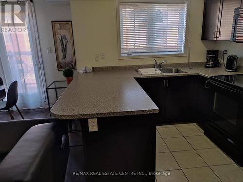 09 - 47 Hays Boulevard, Oakville, ON - Indoor Photo Showing Kitchen With Double Sink