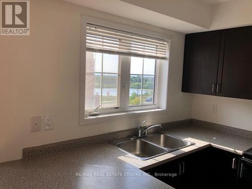 09 - 47 Hays Boulevard, Oakville, ON - Indoor Photo Showing Kitchen With Double Sink