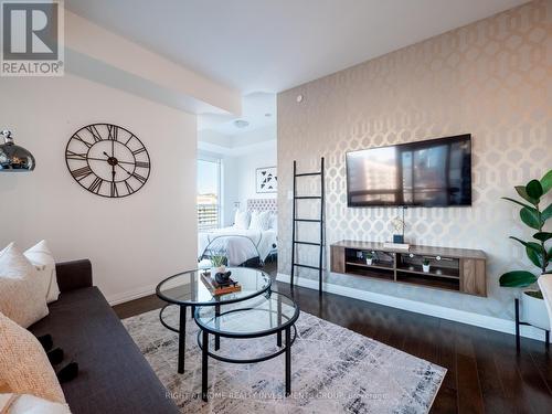 1220 - 460 Adelaide Street E, Toronto, ON - Indoor Photo Showing Living Room