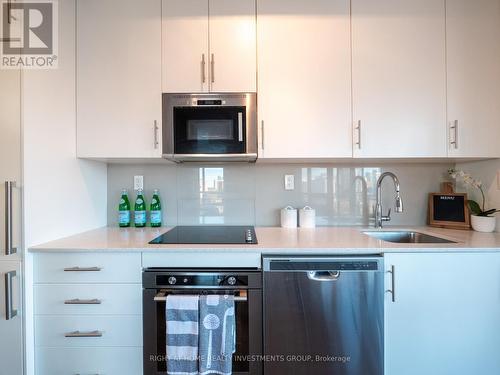 1220 - 460 Adelaide Street E, Toronto, ON - Indoor Photo Showing Kitchen With Upgraded Kitchen