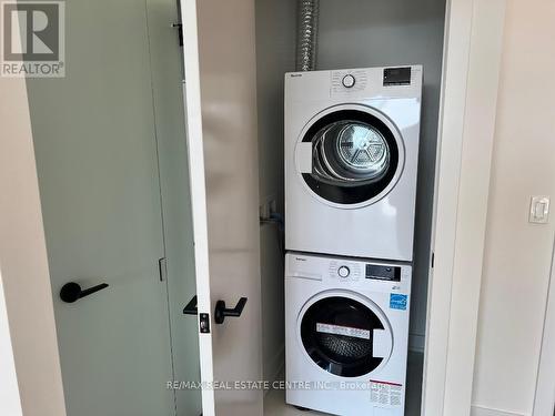 1010 - 127 Broadway Avenue, Toronto, ON - Indoor Photo Showing Laundry Room