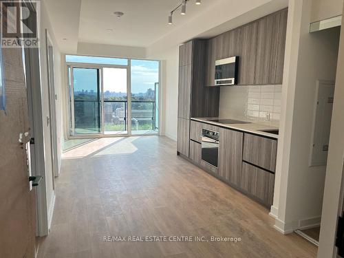 1010 - 127 Broadway Avenue, Toronto, ON - Indoor Photo Showing Kitchen