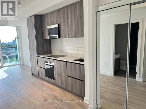 1010 - 127 Broadway Avenue, Toronto, ON - Indoor Photo Showing Kitchen