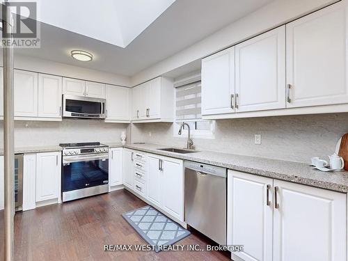 621 Ariel Crescent, Pickering, ON - Indoor Photo Showing Kitchen