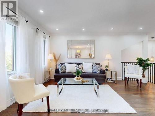 621 Ariel Crescent, Pickering, ON - Indoor Photo Showing Living Room