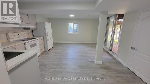 Bsmt - 18 Inkpen Lane, Whitby, ON - Indoor Photo Showing Kitchen