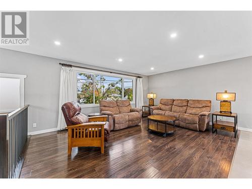 505 Mugford Road, Kelowna, BC - Indoor Photo Showing Living Room