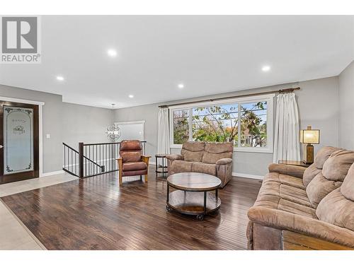 505 Mugford Road, Kelowna, BC - Indoor Photo Showing Living Room