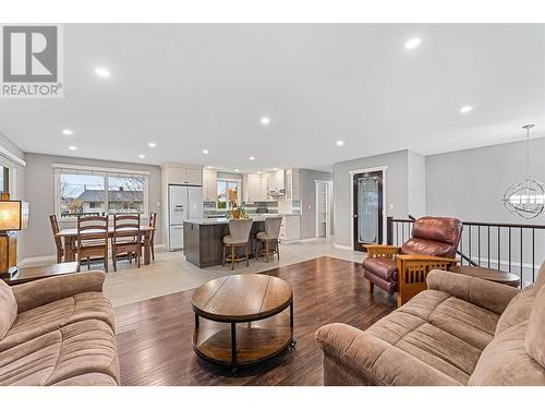 505 Mugford Road, Kelowna, BC - Indoor Photo Showing Living Room