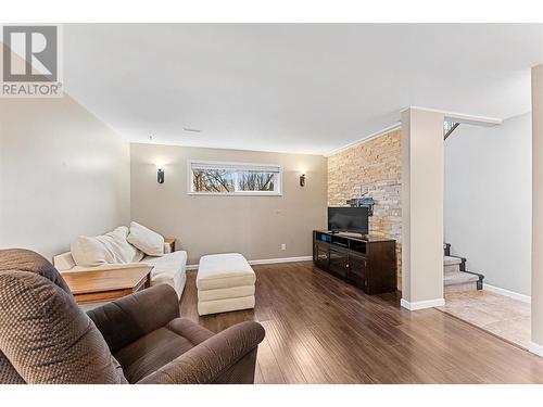 505 Mugford Road, Kelowna, BC - Indoor Photo Showing Living Room