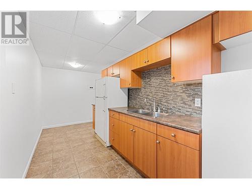 505 Mugford Road, Kelowna, BC - Indoor Photo Showing Kitchen With Double Sink