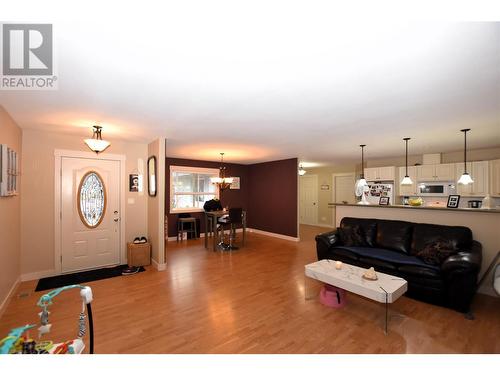 458 Ibis Avenue, Vernon, BC - Indoor Photo Showing Living Room